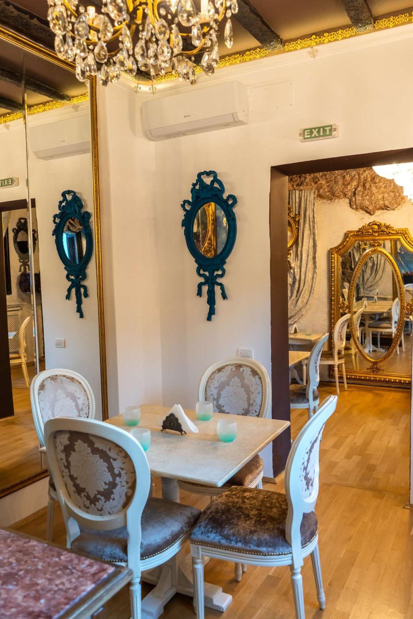 Conacul Coroanei Luxury Boutique Hotel Букурещ Екстериор снимка