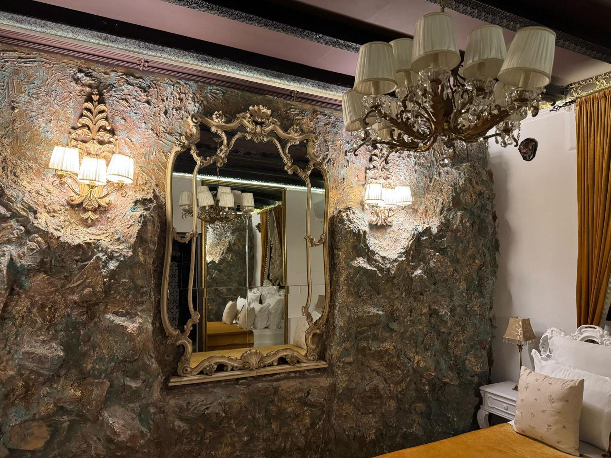 Conacul Coroanei Luxury Boutique Hotel Букурещ Екстериор снимка